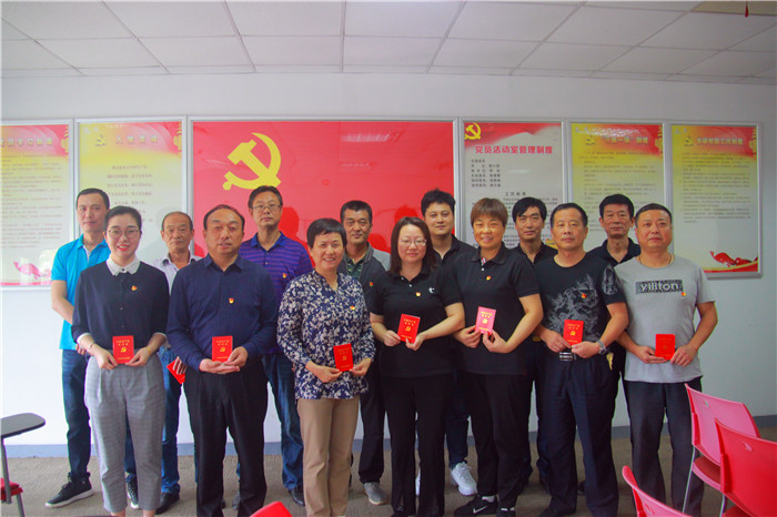 Wearing party badges, issuing party member certificates, and enhancing party spirit awareness